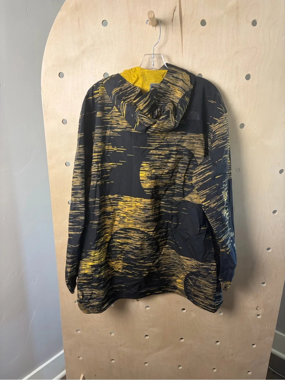 The North Face Men’s Cryos Windbreaker Jacket Medium